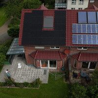 Drohnen Aufnahme neu verbauter Solaranlage auf dem Dach eines Hauses
