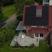 Drohnen Aufnahme neu verbauter Solaranlage auf dem Dach eines Hauses