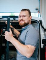 Mitarbeiter lädt PV-Anlage aus Bulli